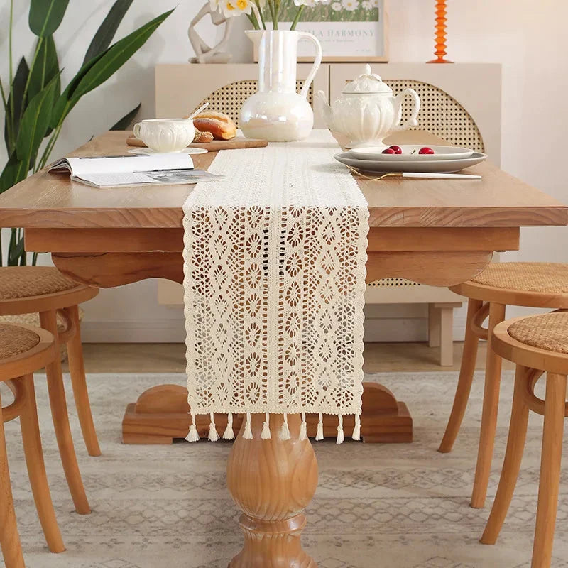Chemin de table crochet beige sur une table piédestal