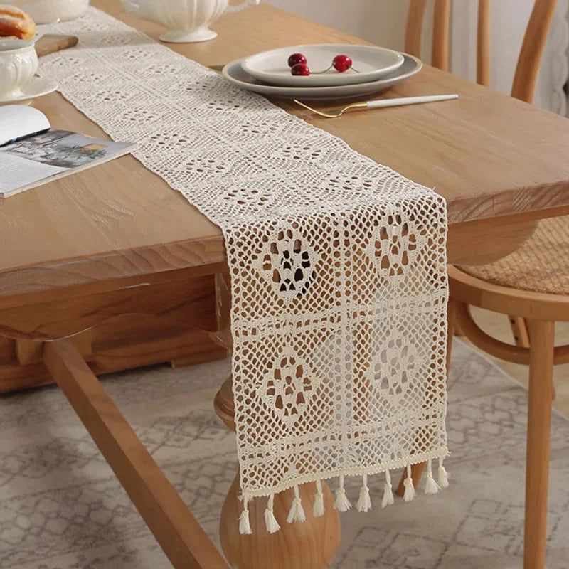 Détail de la bande de losanges du chemin de table au crochet beige