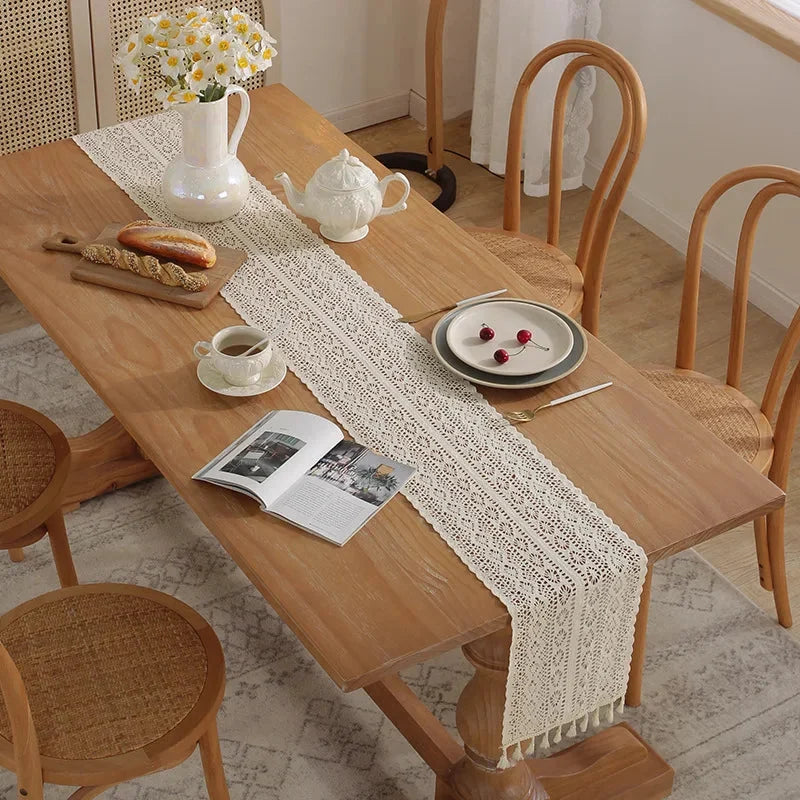 Chemin de table en crochet beige dans une salle à manger bohème