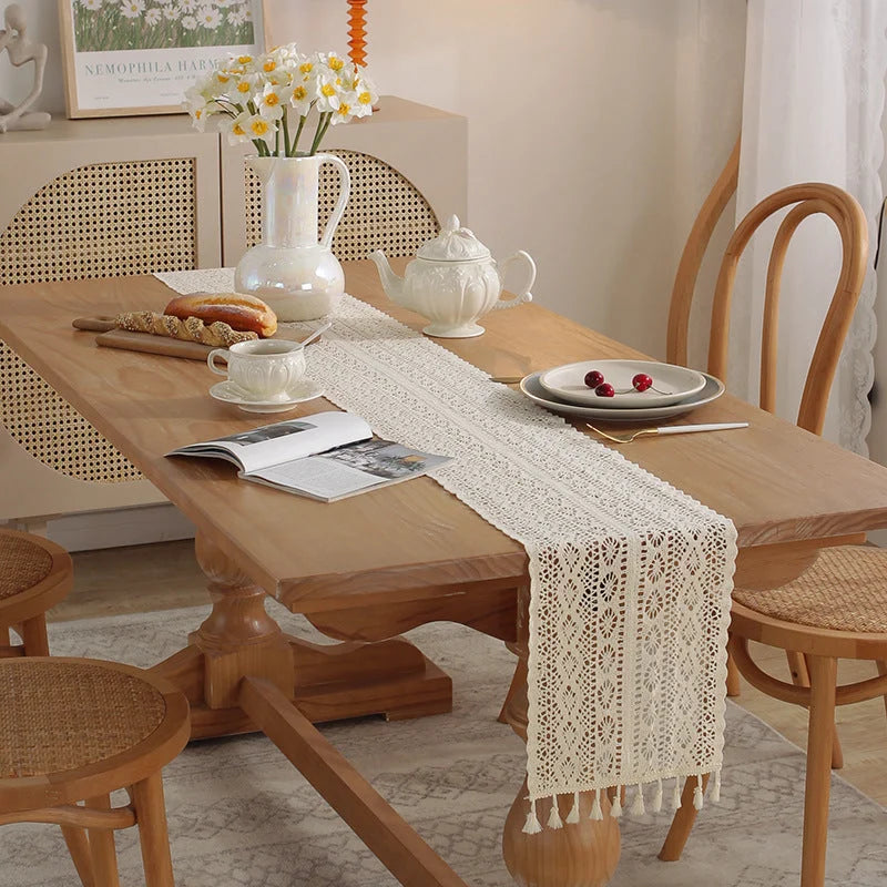 Chemin de table au crochet beige avec vase de fleurs champêtres