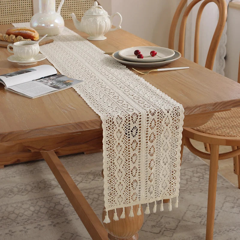 Chemin de table en crochet beige — service à thé vintage