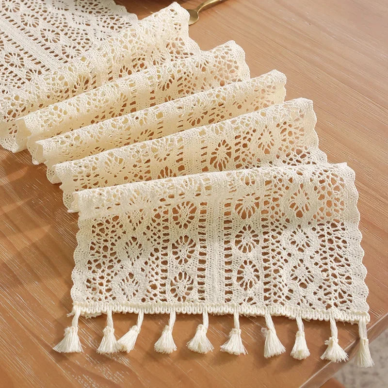 Chemin de table crochet beige plié — motifs granny en losanges