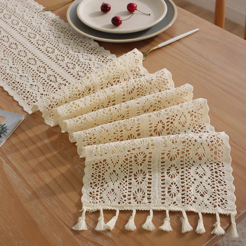 Détail des carreaux au crochet du chemin de table beige