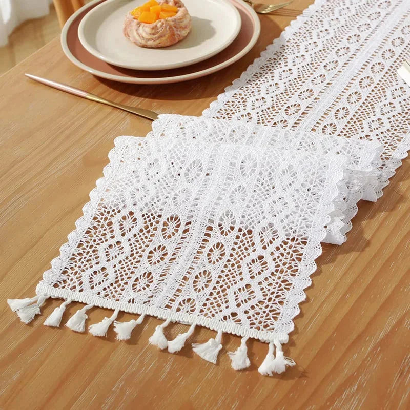 Chemin de table en dentelle au crochet blanc à losanges et pompons
