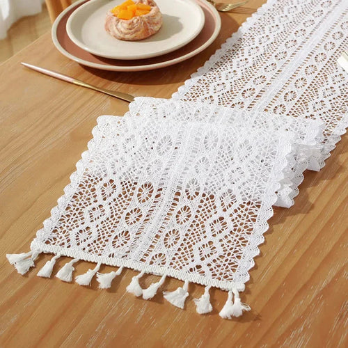 Chemin de table en dentelle au crochet blanc à losanges et pompons