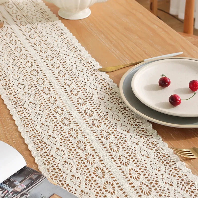Chemin de table crochet blanc — bandes fleuries en gros plan