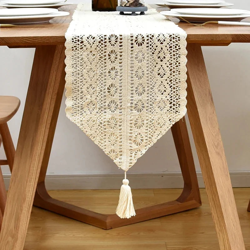 Chemin de table au crochet blanc à pointe et losanges ajourés