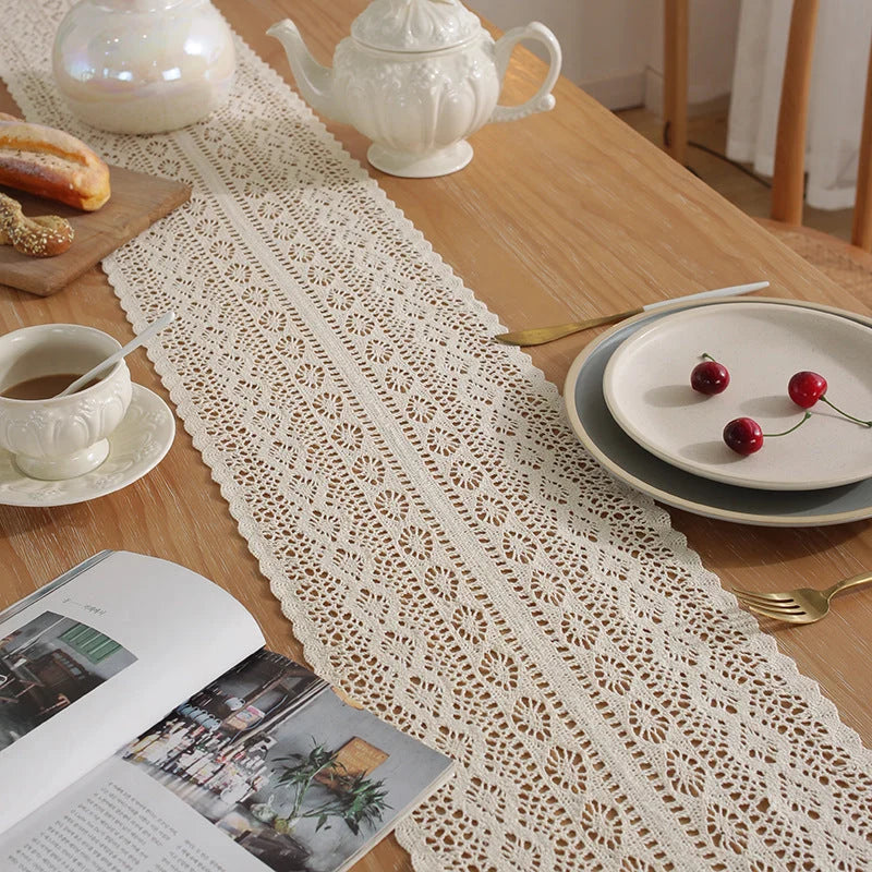 Chemin de table en crochet blanc — service à thé et framboises