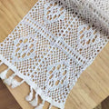 Chemin de table en dentelle au crochet blanc — carrés granny en gros plan