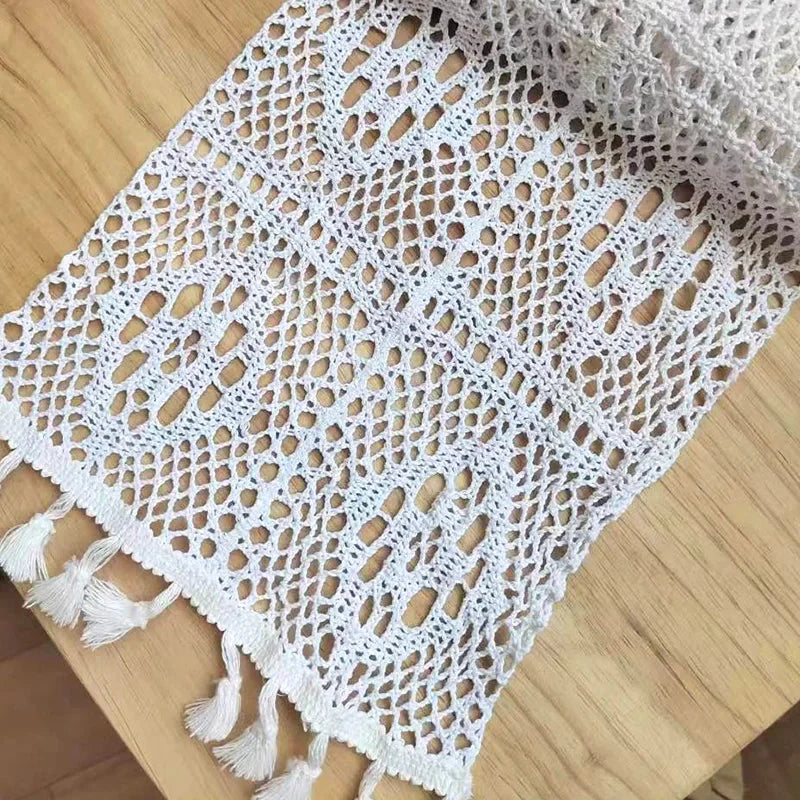 Chemin de table en dentelle au crochet blanc — carrés granny en gros plan