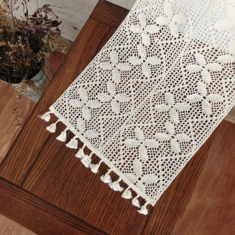 Chemin de table au crochet blanc à carreaux et pompons