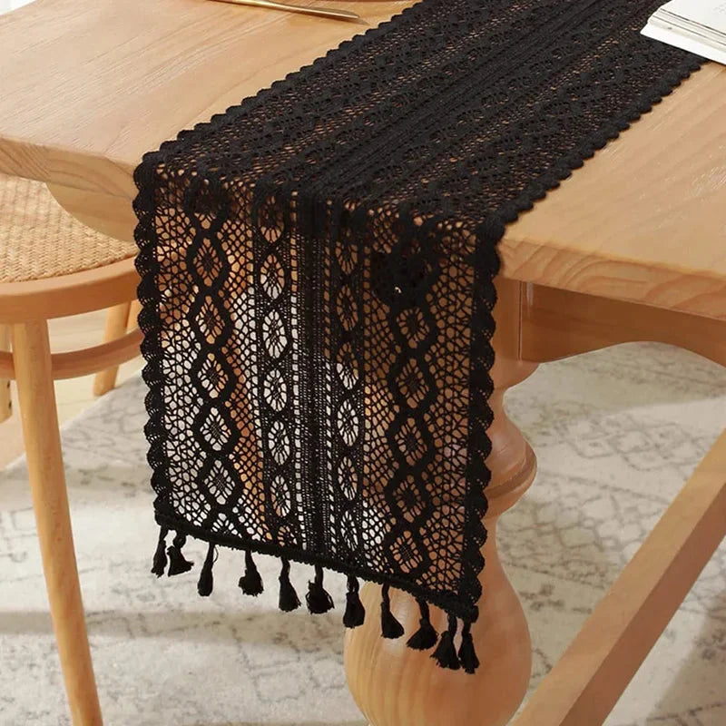 Chemin de table en dentelle au crochet noir à losanges et pompons