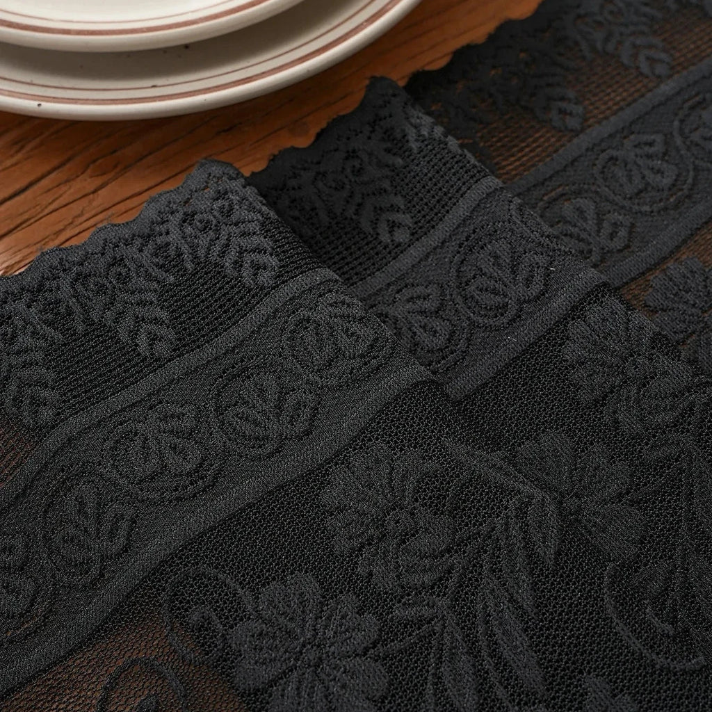 Chemin de table en dentelle noire — coin de table et assiettes