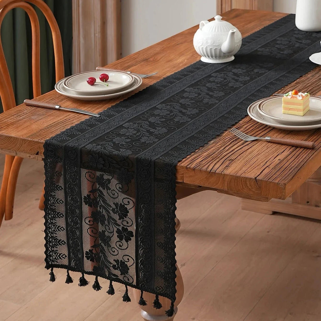 Chemin de table dentelle noire à pompons — vue rapprochée