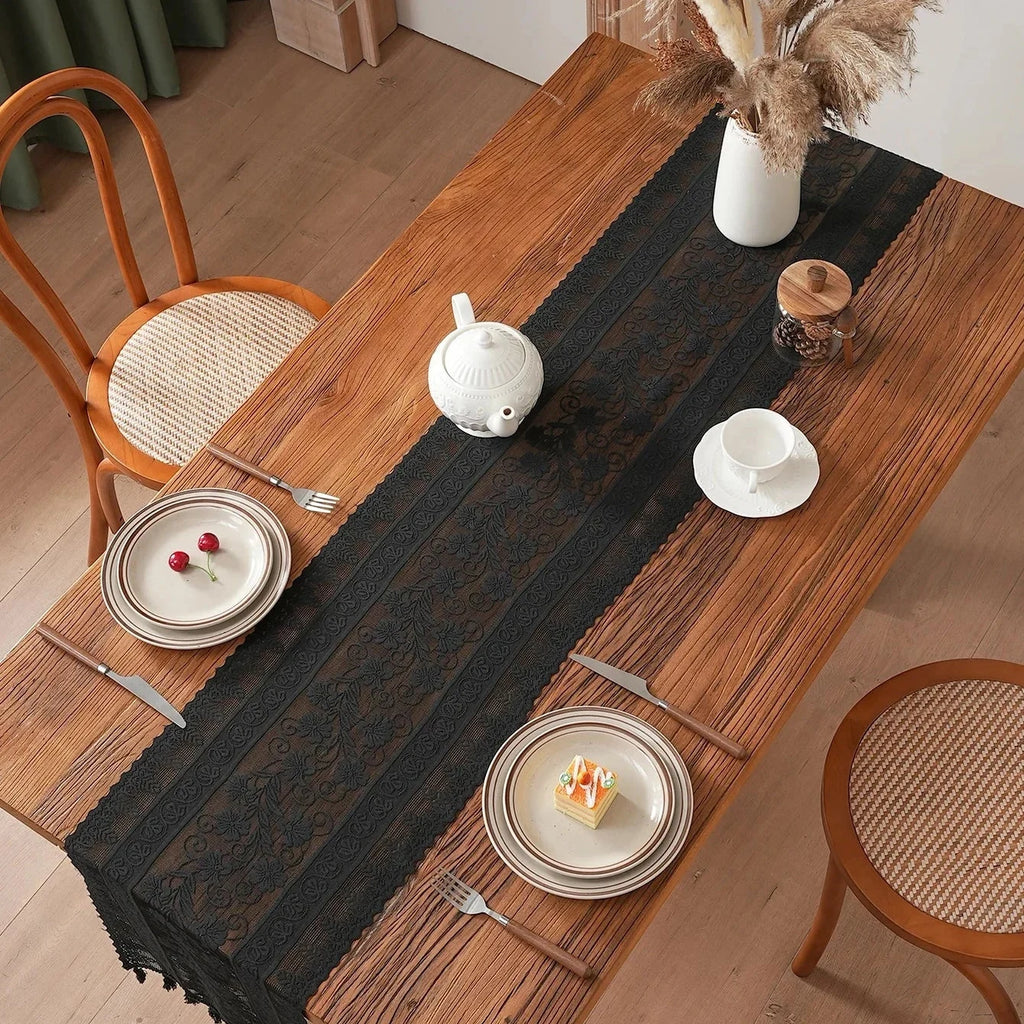 Chemin de table en dentelle noire sur une longue table dressée