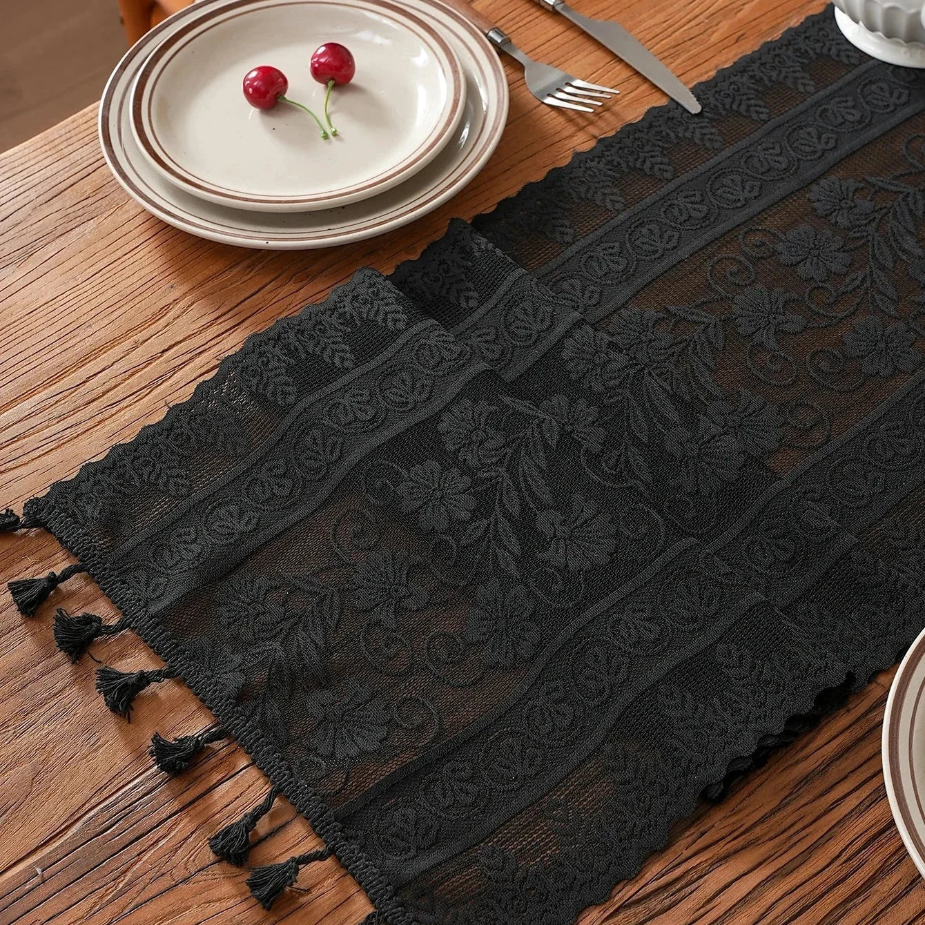 Détail de la dentelle noire ajourée du chemin de table