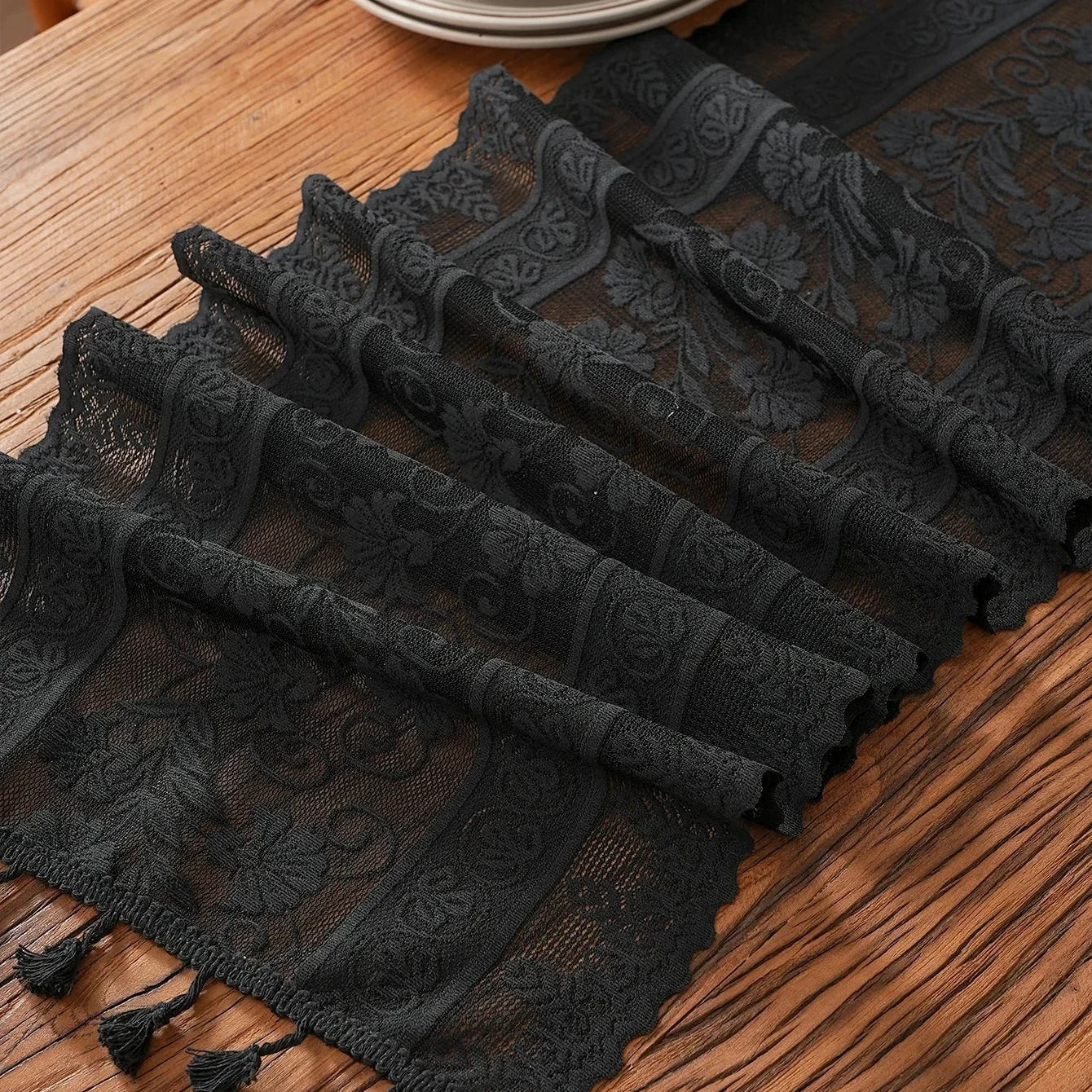Chemin de table en dentelle noire — drapé en bout de table