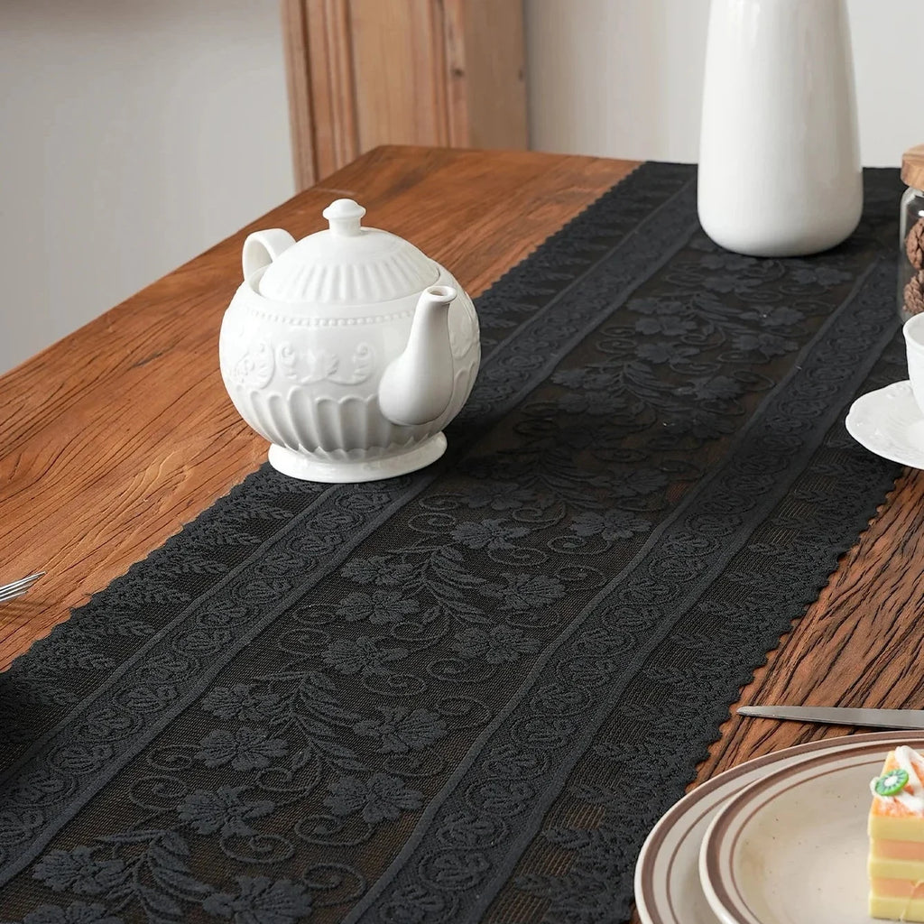 Chemin de table en dentelle noire — théière et tasse