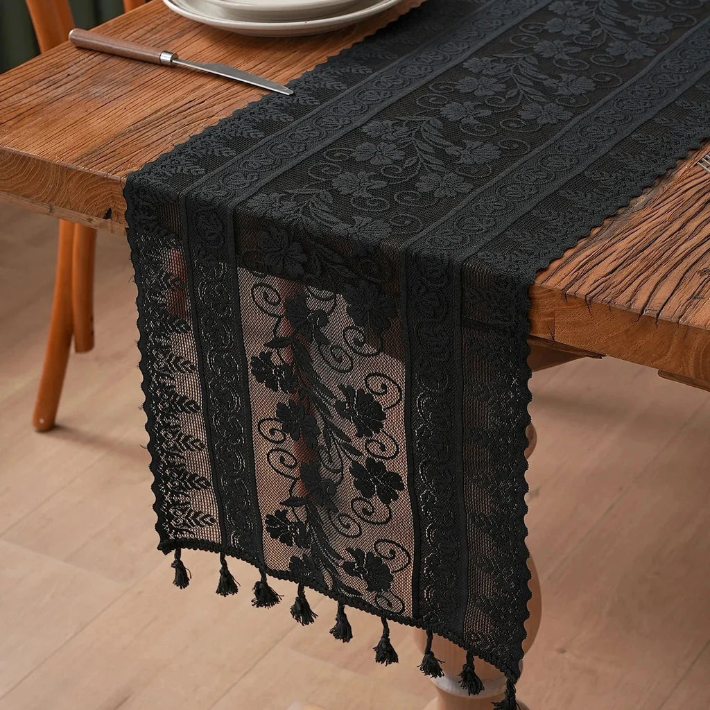 Chemin de table dentelle noire dans une salle à manger lumineuse