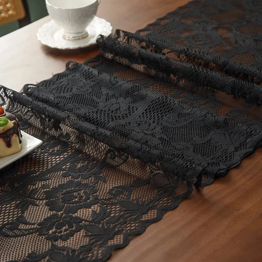 Chemin de table en dentelle noire aux roses sur une table en acajou