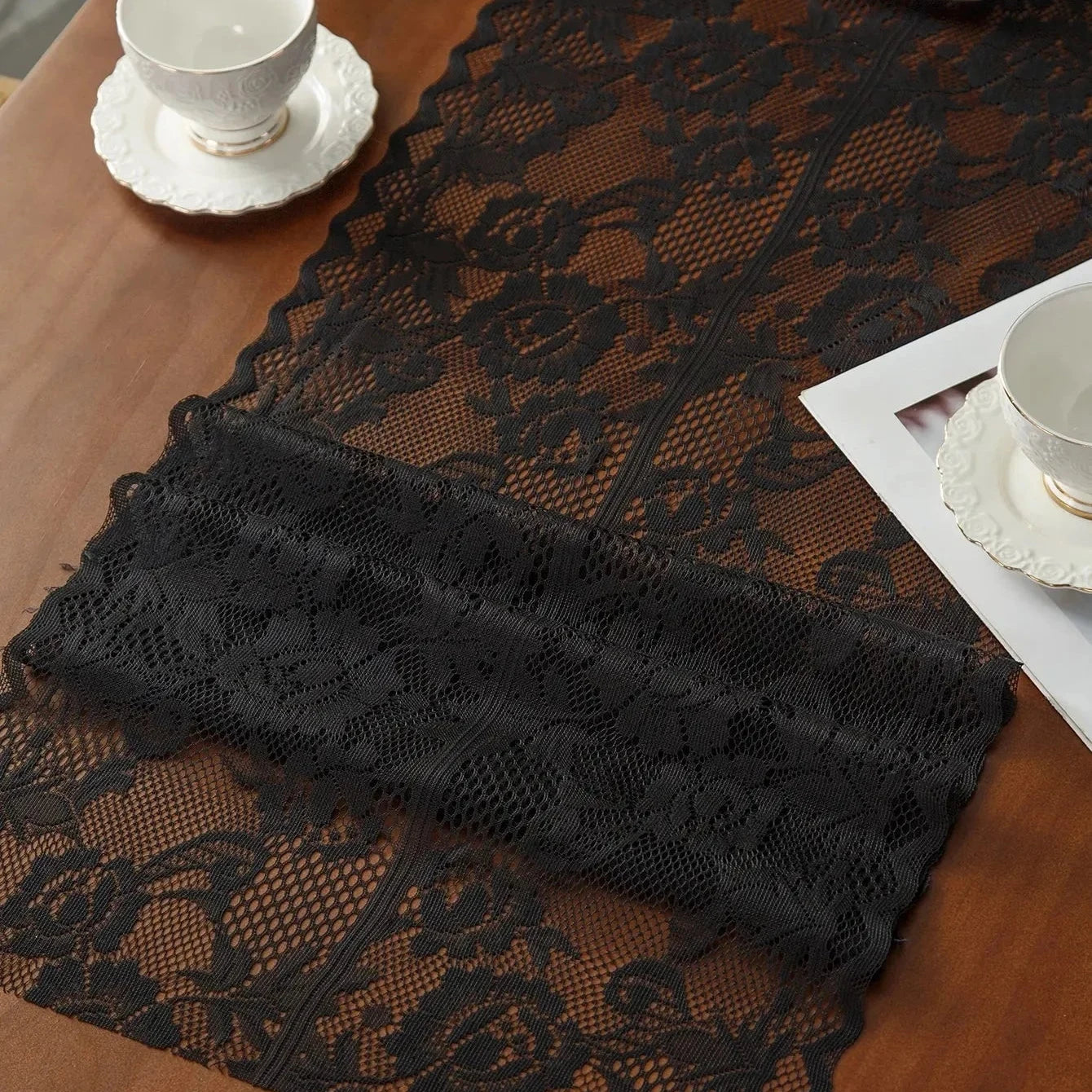 Chemin de table dentelle rose noir avec cloche dorée