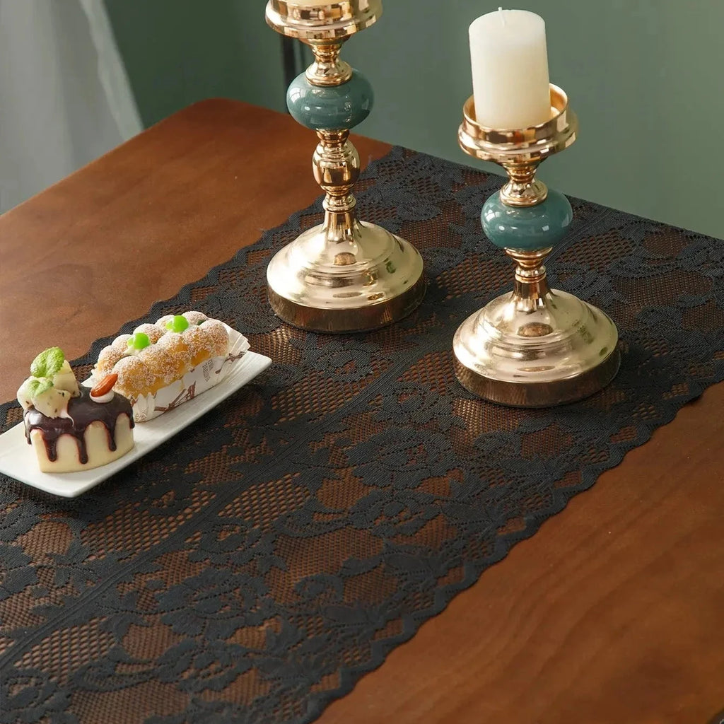 Chemin de table dentelle rose noir avec chandelier — ambiance vintage