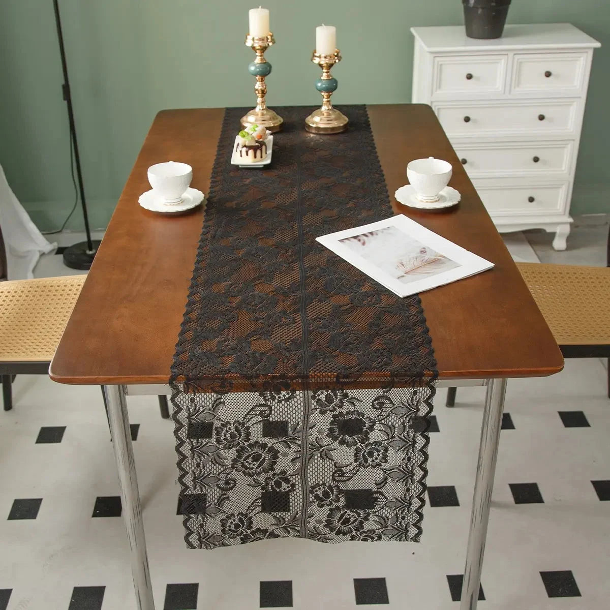 Chemin de table en dentelle noire à motifs roses sur une table dressée