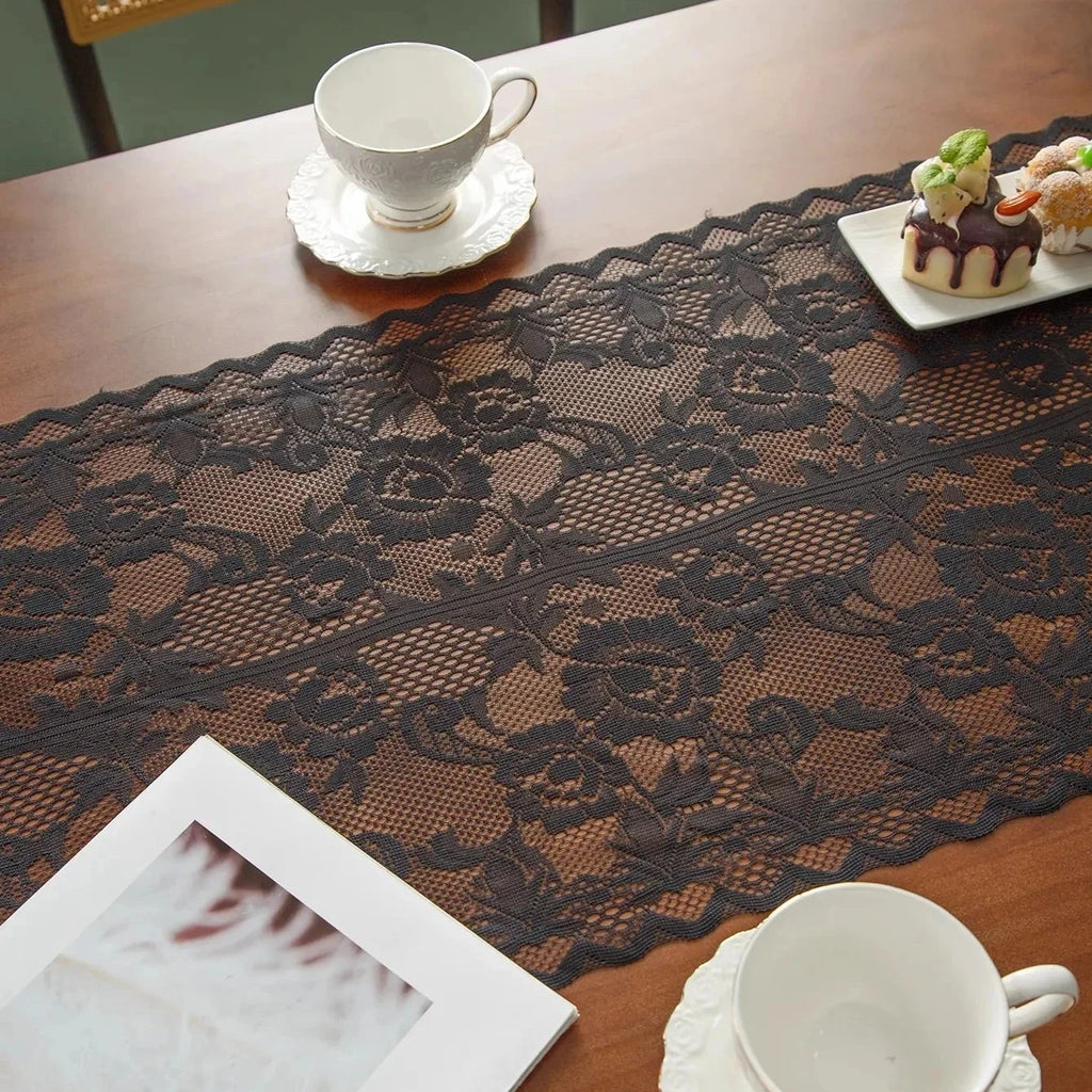 Chemin de table dentelle rose noir — service à thé