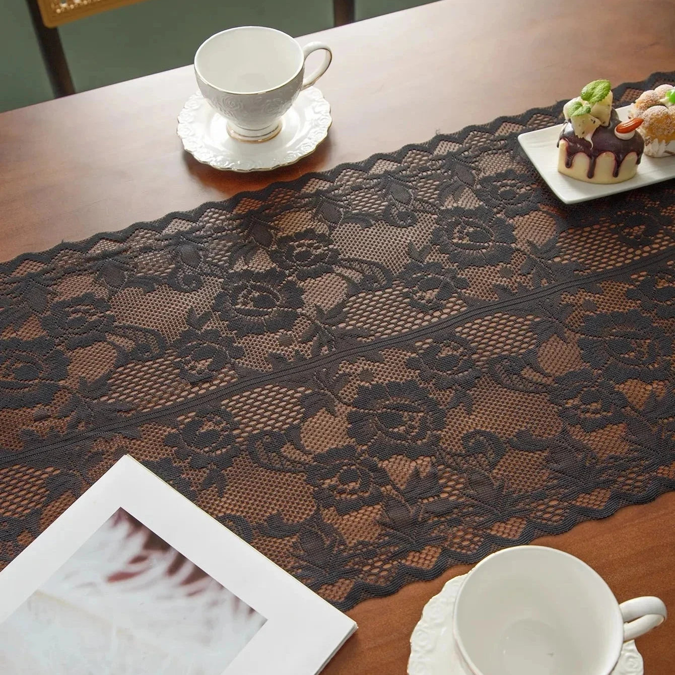 Chemin de table dentelle rose noir — service à thé