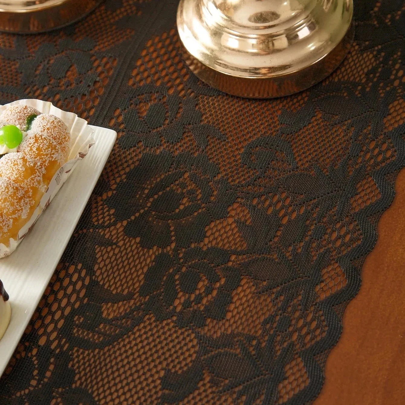 Chemin de table en dentelle rose noir — drapé et dessert