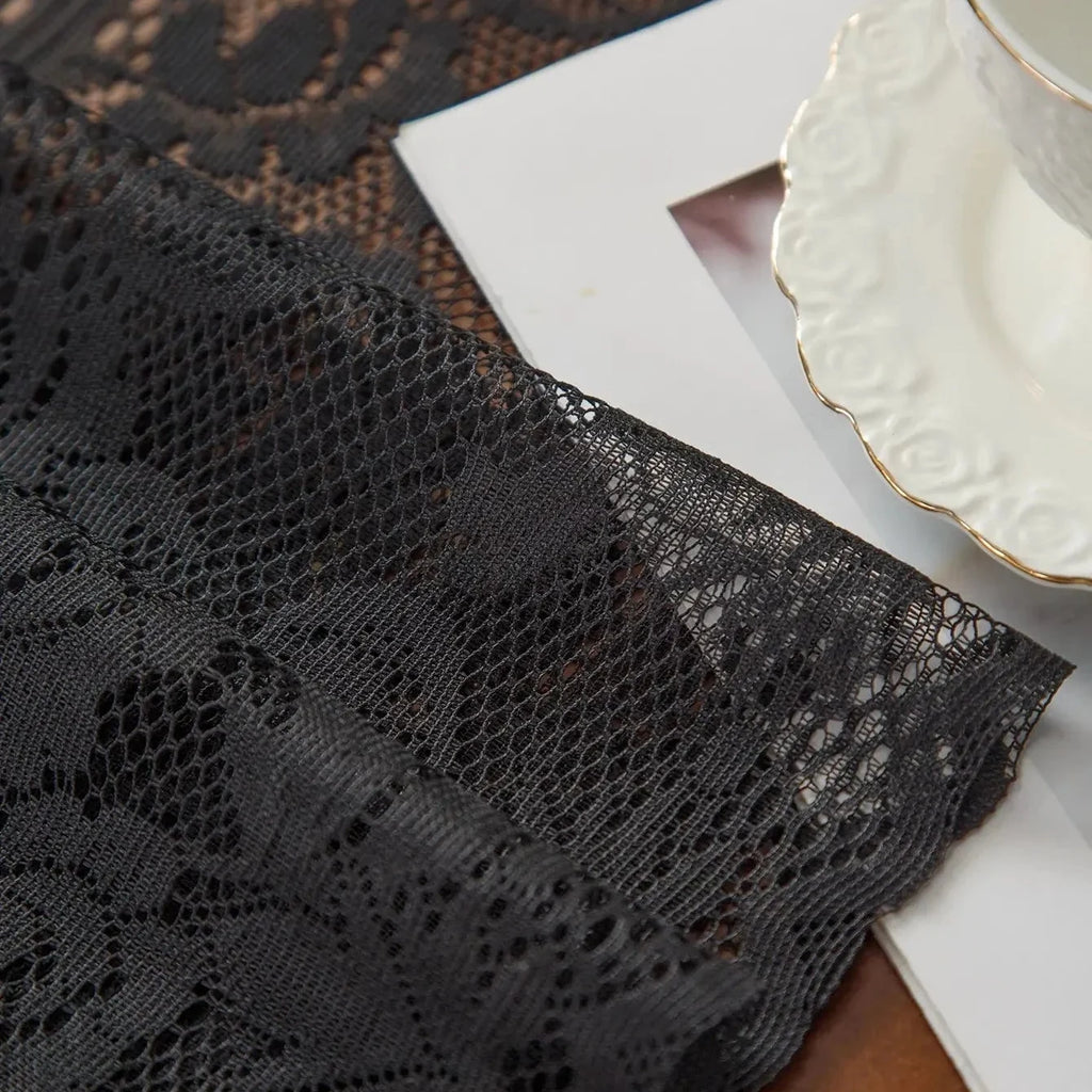 Chemin de table dentelle rose noir — vue rapprochée du motif
