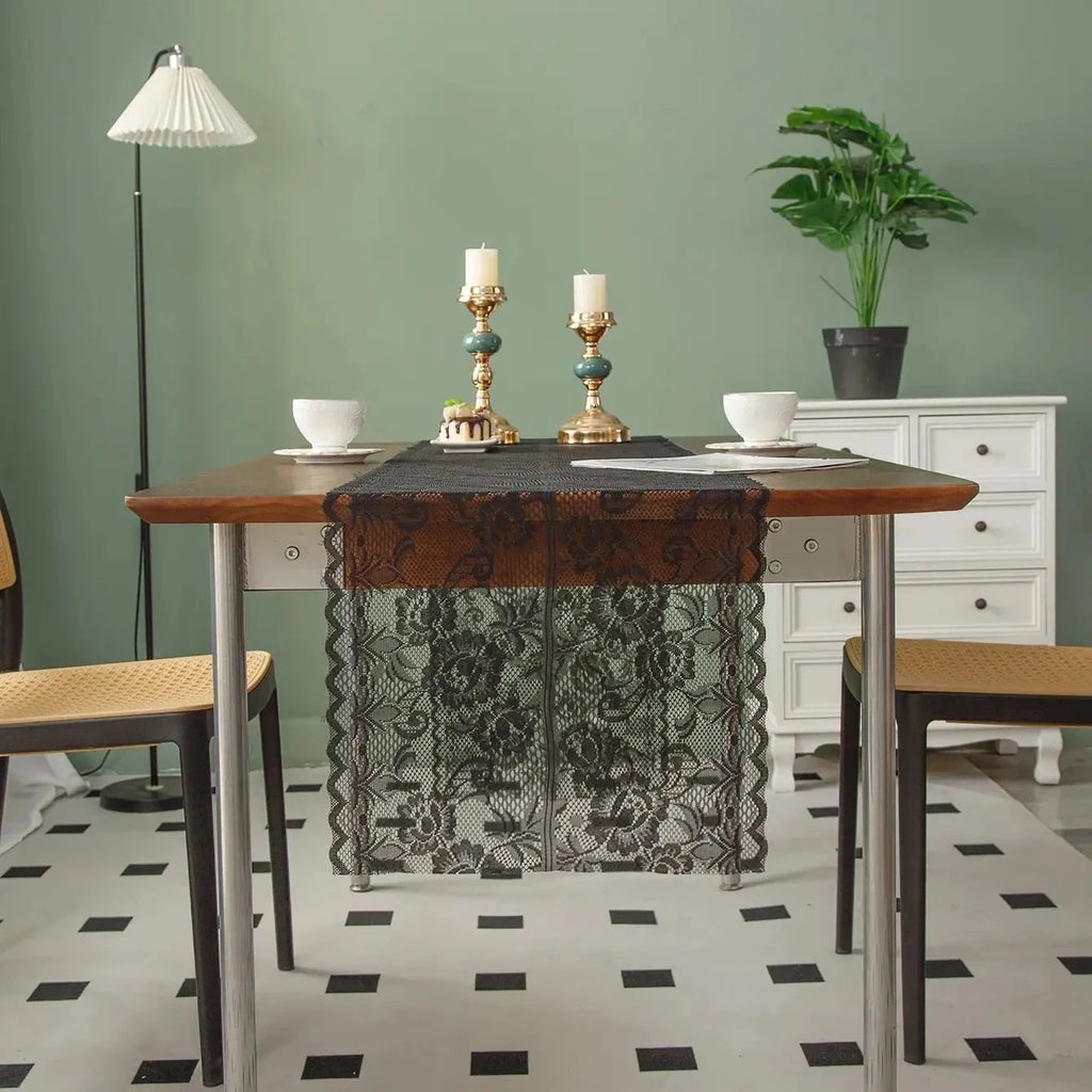 Chemin de table en dentelle dans une salle à manger végétale