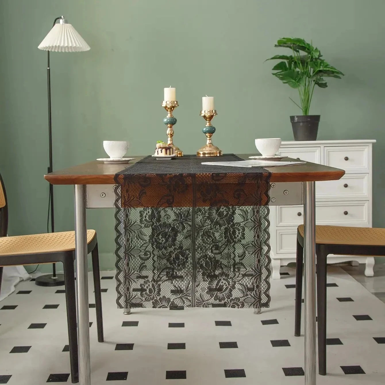 Chemin de table en dentelle dans une salle à manger végétale