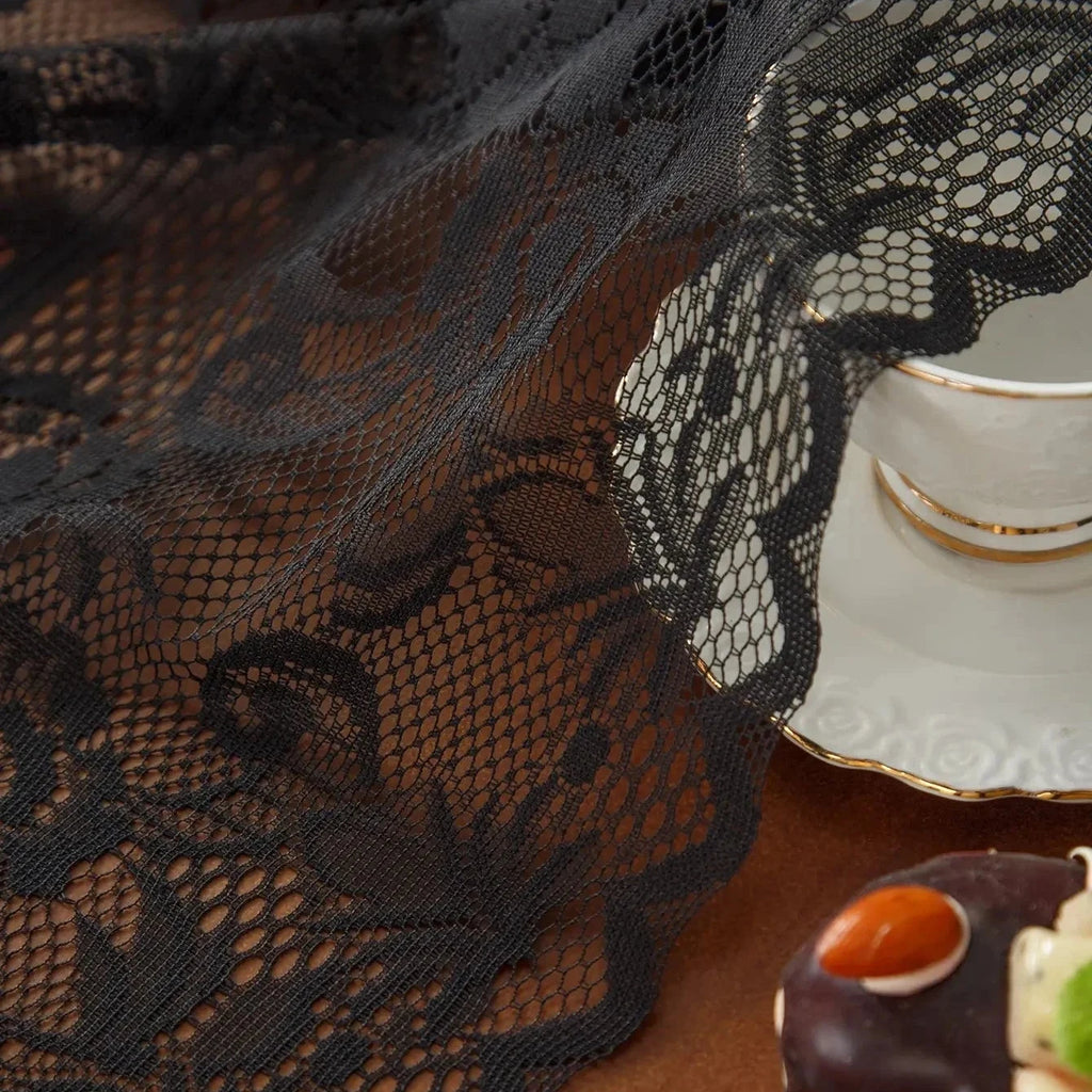 Détail des roses en dentelle noire du chemin de table