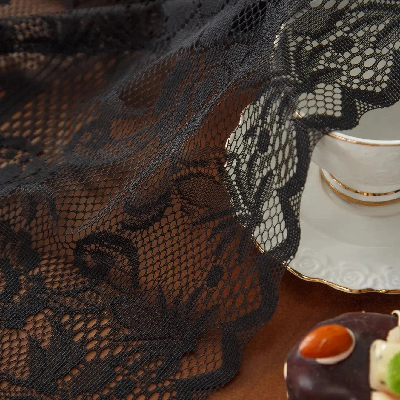 Détail des roses en dentelle noire du chemin de table