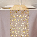 Chemin de table doré à étoiles or sur une nappe blanche