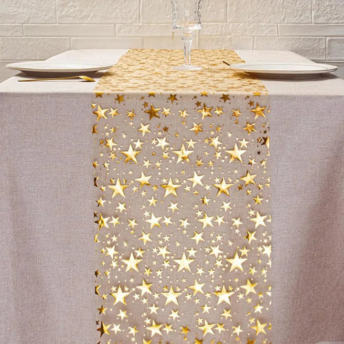 Chemin de table doré à étoiles or sur une nappe blanche