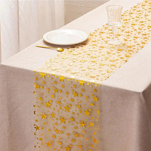 Chemin de table étoiles dorées sur une longue table de fête