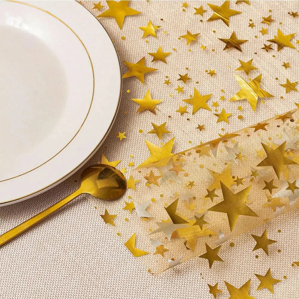 Chemin de table étoiles or avec assiettes et couverts dorés
