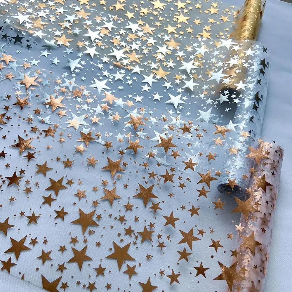 Chemin de table étoiles argent — voile et étoiles en gros plan