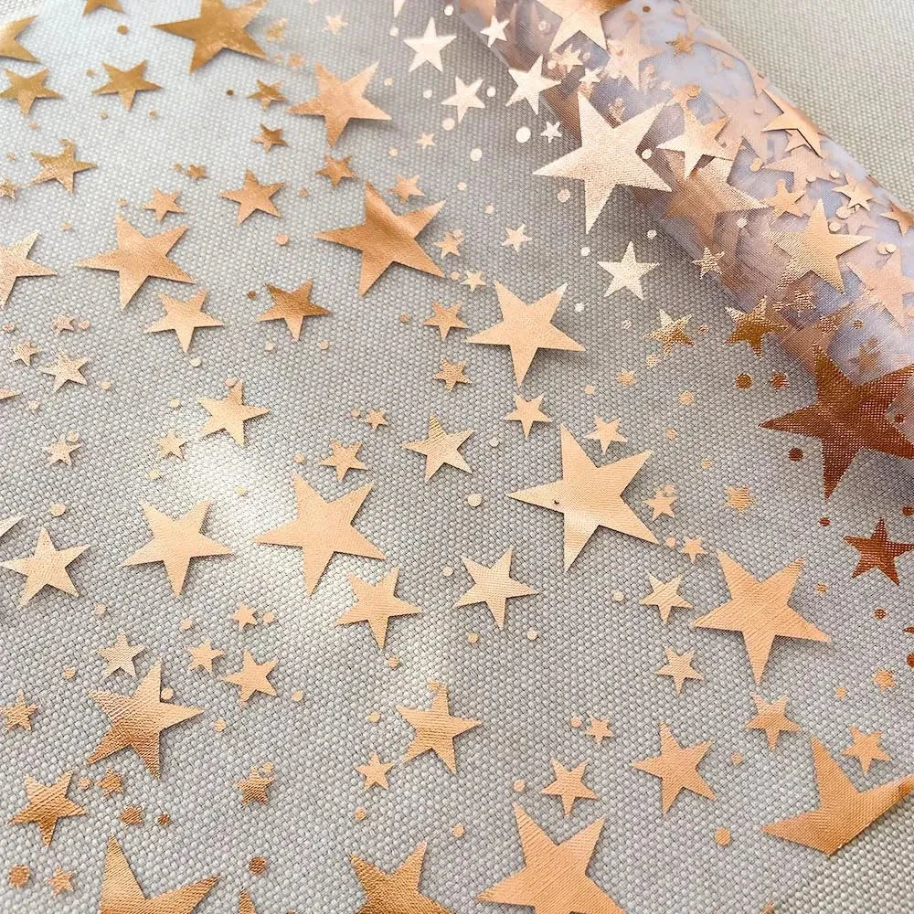 Chemin de table étoiles rose gold sur un bord de table