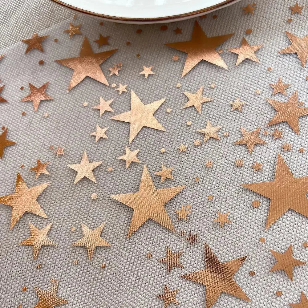 Détail des étoiles métallisées rose gold de l’organza