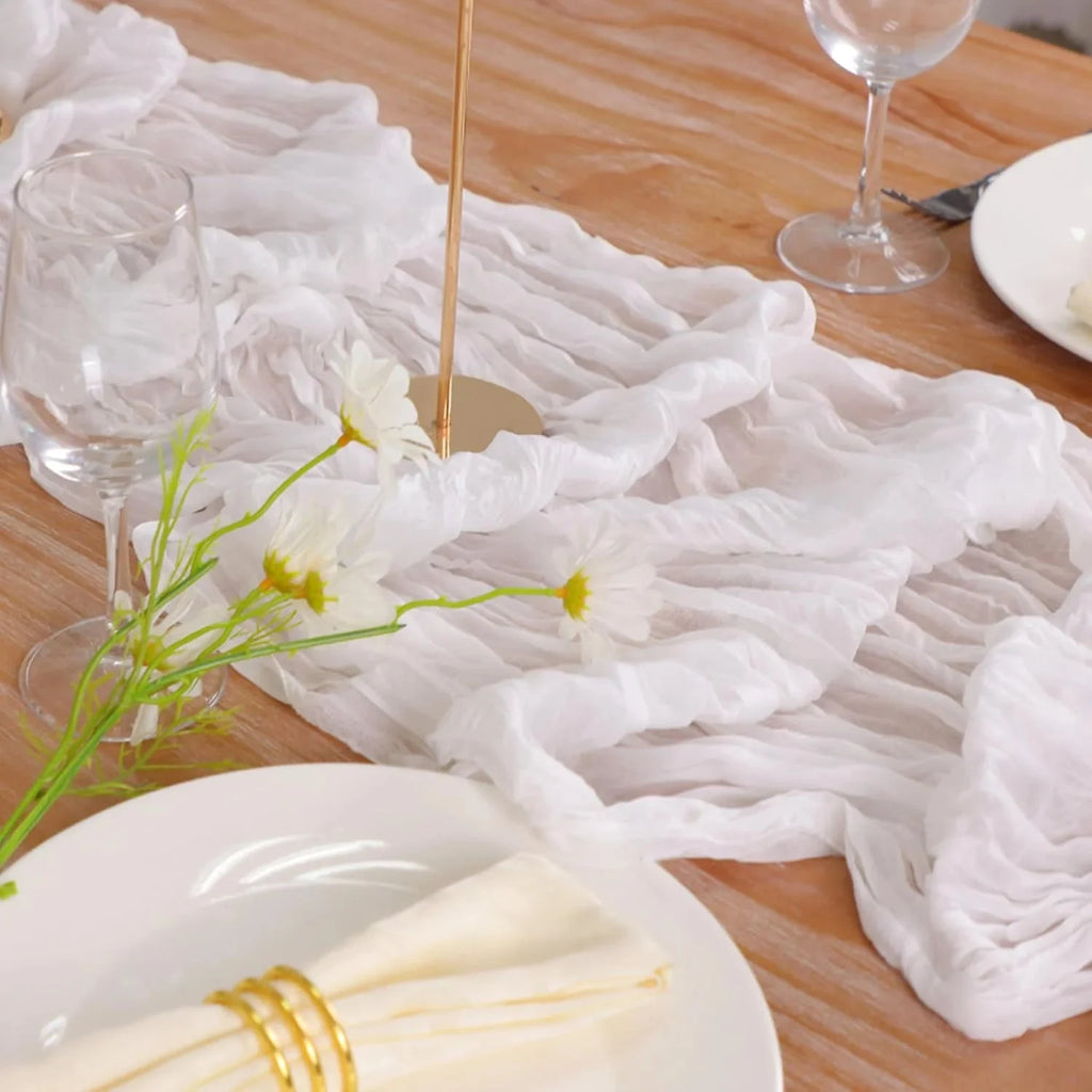 Gaze de coton blanche avec fleurs — détail du tissu froissé
