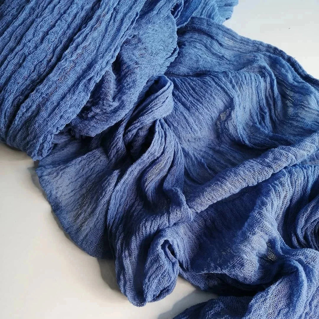 Chemin de table en gaze de coton bleu — voile froisse