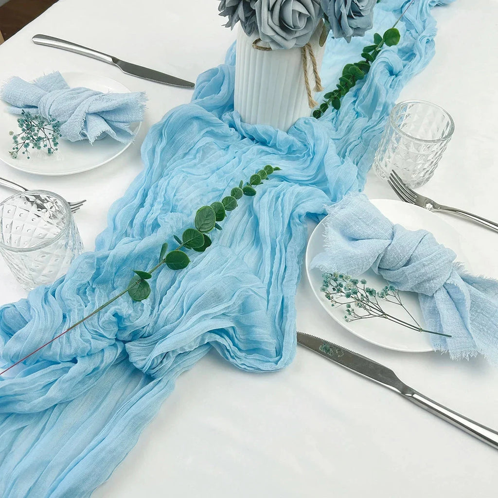 Chemin de table en gaze de coton bleu ciel — voile froisse
