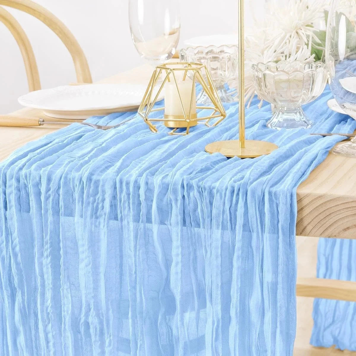 Chemin de table en gaze de coton bleu ciel — drape, detail du tissu