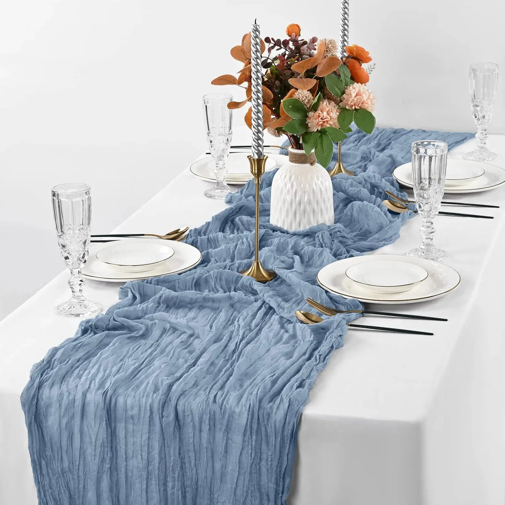 Chemin de table en gaze de coton bleu poudré — drapé bleu poudré sur une table dressée blanche
