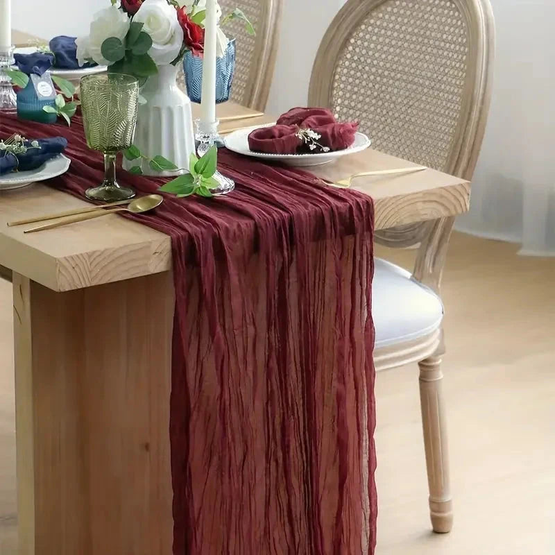Chemin de table en gaze de coton bordeaux sur une table champêtre