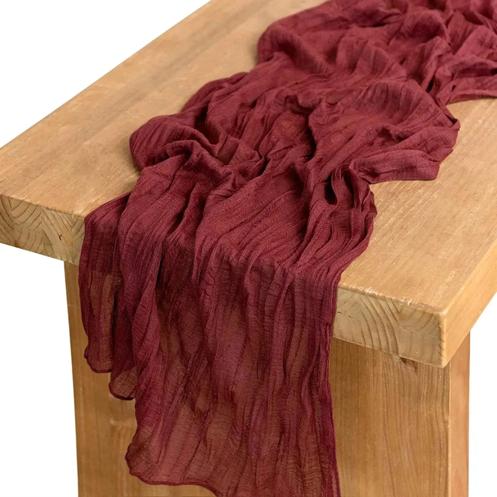 Chemin de table en gaze de coton bordeaux sur une table en bois clair