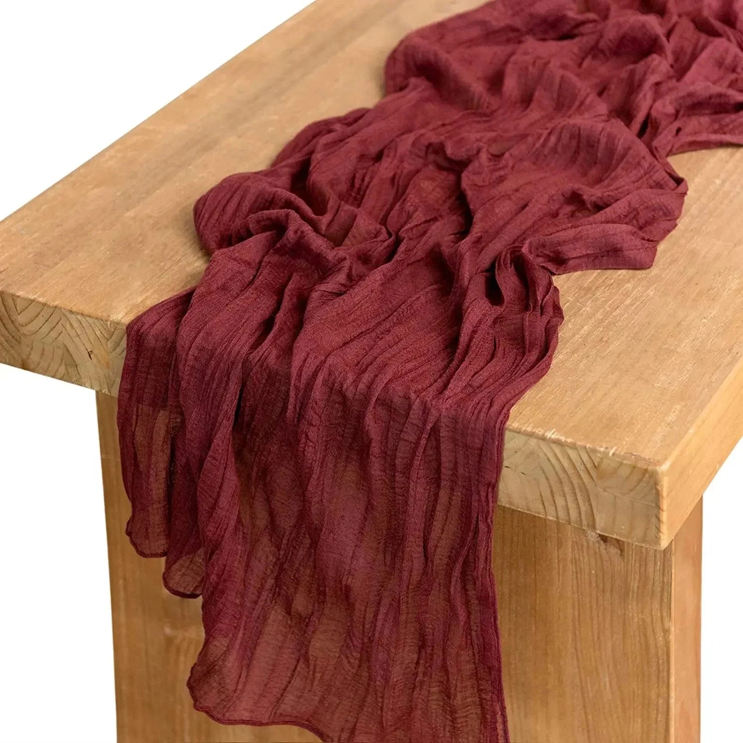 Chemin de table en gaze de coton bordeaux sur une table en bois clair